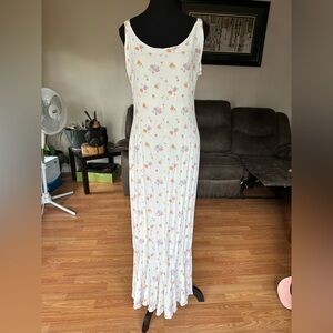 (335) PRINCESS POLLY Floral White Maxi Dress. SIZE 14. Flat PTP 18
